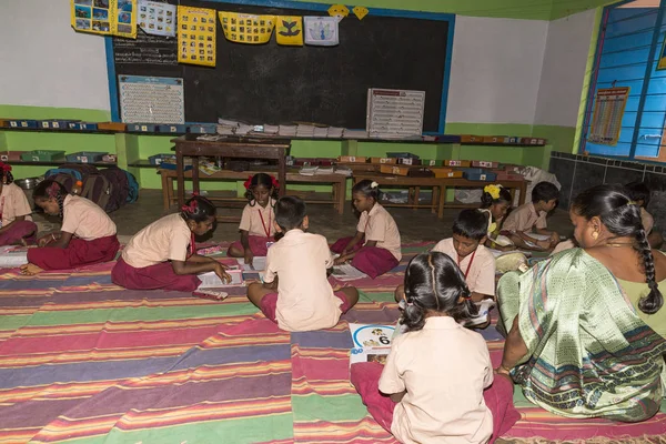 Belgesel yayın görüntü. Hükümet kamu okulda sınıfta belirlenemeyen okul çocukları çalışma.