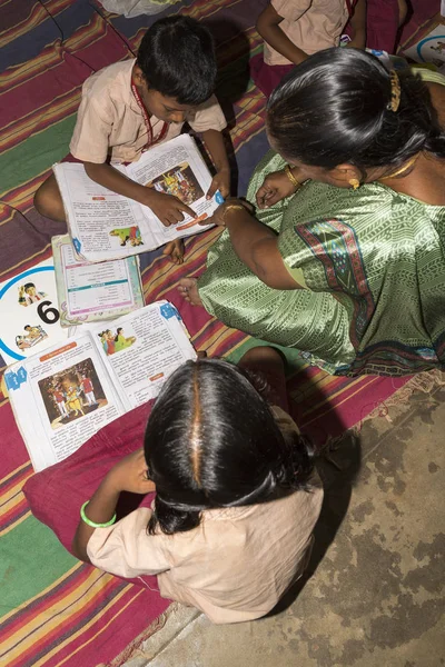 Belgesel yayın görüntü. Hükümet kamu okulda sınıfta belirlenemeyen okul çocukları çalışma.