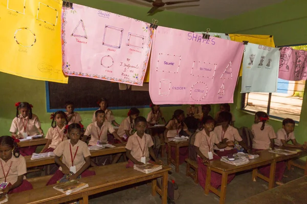 Belgesel yayın görüntü. Hükümet kamu okulda sınıfta belirlenemeyen okul çocukları çalışma.