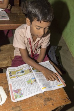Belgesel yayın görüntü. Hükümet kamu okulda sınıfta belirlenemeyen okul çocukları çalışma.