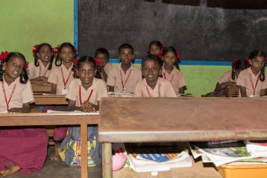 Belgesel yayın görüntü. Hükümet kamu okulda sınıfta belirlenemeyen okul çocukları çalışma.