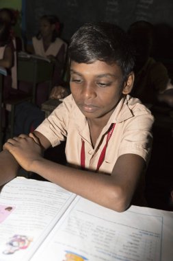 Belgesel yayın görüntü. Hükümet kamu okulda sınıfta belirlenemeyen okul çocukları çalışma.