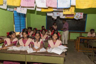 Belgesel yayın görüntü. Hükümet kamu okulda sınıfta belirlenemeyen okul çocukları çalışma.