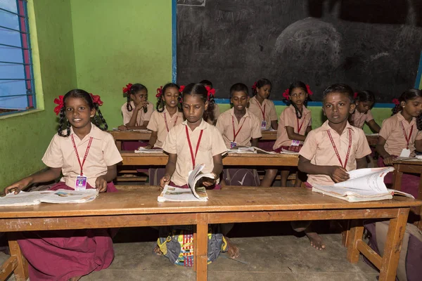 Belgesel yayın görüntü. Hükümet kamu okulda sınıfta belirlenemeyen okul çocukları çalışma.