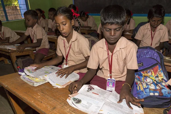 Belgesel yayın görüntü. Hükümet kamu okulda sınıfta belirlenemeyen okul çocukları çalışma.