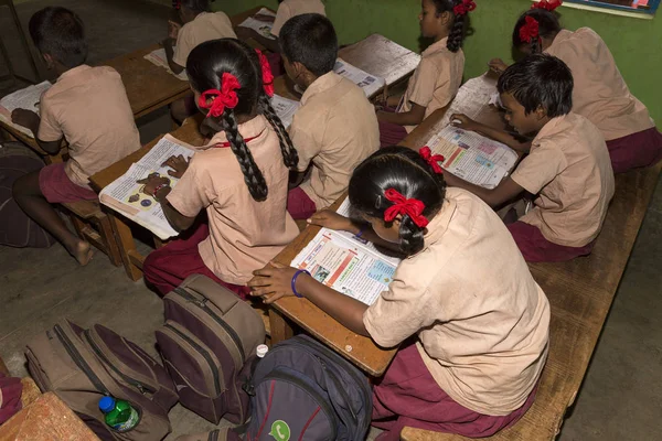 Belgesel yayın görüntü. Hükümet kamu okulda sınıfta belirlenemeyen okul çocukları çalışma.