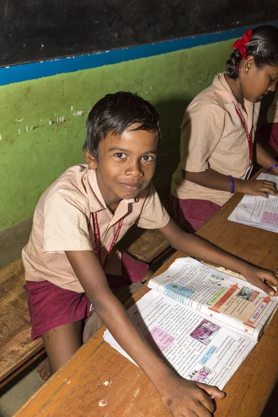 Belgesel yayın görüntü. Hükümet kamu okulda sınıfta belirlenemeyen okul çocukları çalışma.