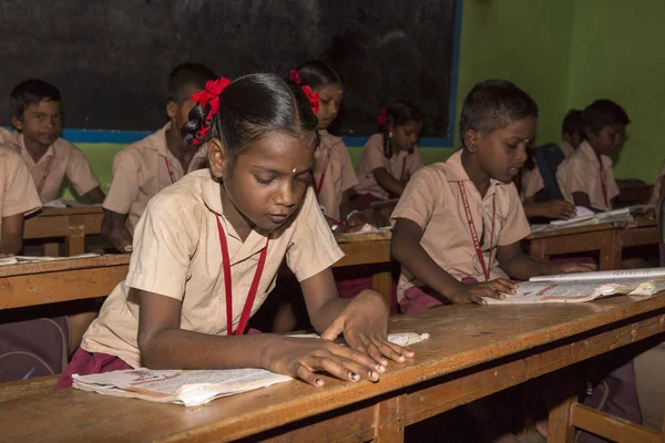 Belgesel yayın görüntü. Hükümet kamu okulda sınıfta belirlenemeyen okul çocukları çalışma.