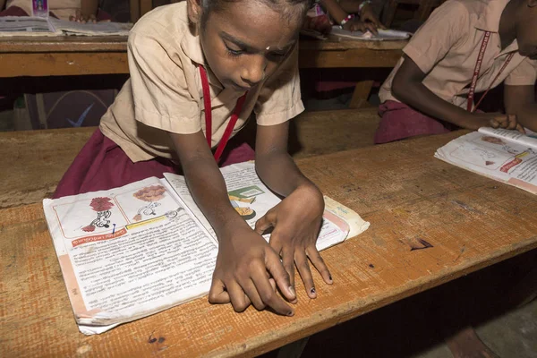 Belgesel yayın görüntü. Hükümet kamu okulda sınıfta belirlenemeyen okul çocukları çalışma.