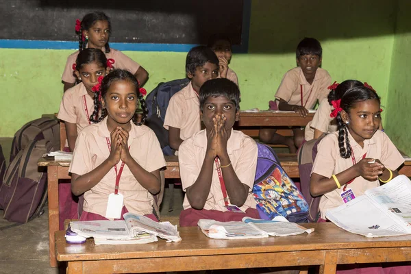 Belgesel yayın görüntü. Hükümet kamu okulda sınıfta belirlenemeyen okul çocukları çalışma.
