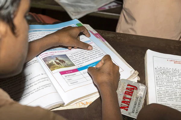 Belgesel yayın görüntü. Hükümet kamu okulda sınıfta belirlenemeyen okul çocukları çalışma.