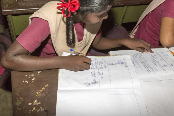 Belgesel yayın görüntü. Hükümet kamu okulda sınıfta belirlenemeyen okul çocukları çalışma.