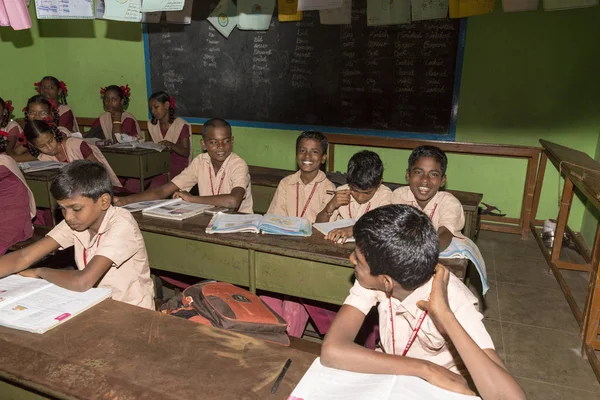 Imagen editorial documental. Niños escolares no identificados estudian en el aula de la escuela pública del gobierno . —  Fotos de Stock