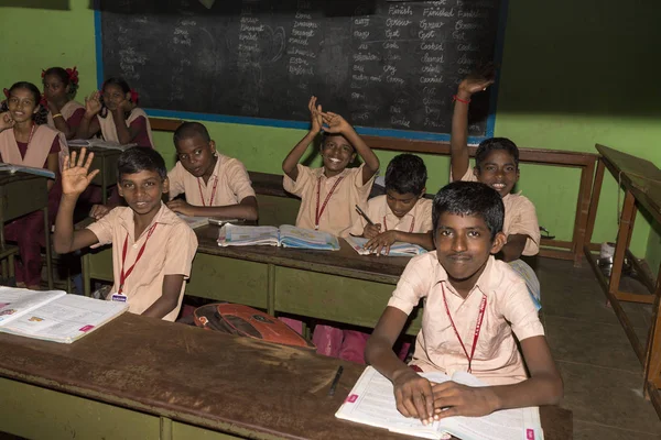 Belgesel yayın görüntü. Hükümet kamu okulda sınıfta belirlenemeyen okul çocukları çalışma.