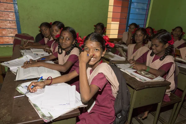Belgesel yayın görüntü. Hükümet kamu okulda sınıfta belirlenemeyen okul çocukları çalışma.