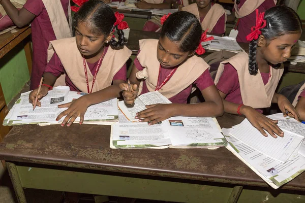 Belgesel yayın görüntü. Hükümet kamu okulda sınıfta belirlenemeyen okul çocukları çalışma.
