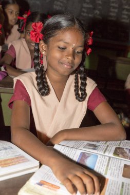 Belgesel yayın görüntü. Hükümet kamu okulda sınıfta belirlenemeyen okul çocukları çalışma.