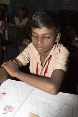 Belgesel yayın görüntü. Hükümet kamu okulda sınıfta belirlenemeyen okul çocukları çalışma.