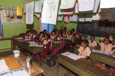 Belgesel yayın görüntü. Hükümet kamu okulda sınıfta belirlenemeyen okul çocukları çalışma.