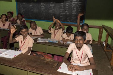 Belgesel yayın görüntü. Hükümet kamu okulda sınıfta belirlenemeyen okul çocukları çalışma.