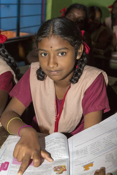 Belgesel yayın görüntü. Hükümet kamu okulda sınıfta belirlenemeyen okul çocukları çalışma.