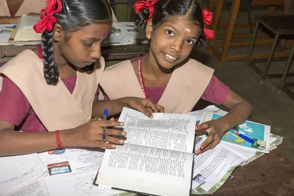 Belgesel yayın görüntü. Hükümet kamu okulda sınıfta belirlenemeyen okul çocukları çalışma.