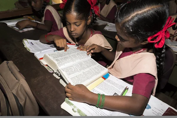 Belgesel yayın görüntü. Hükümet kamu okulda sınıfta belirlenemeyen okul çocukları çalışma.