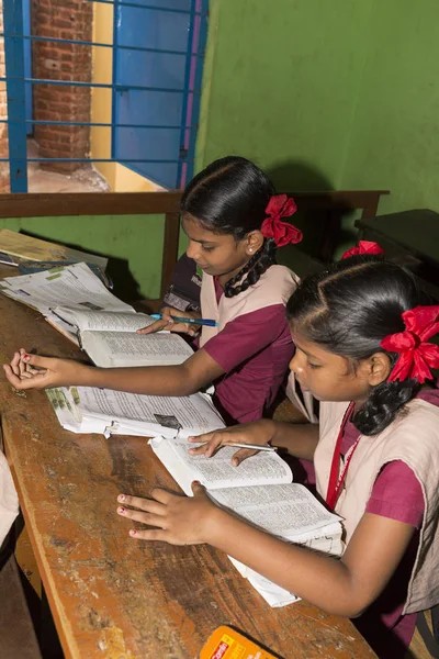Belgesel yayın görüntü. Hükümet kamu okulda sınıfta belirlenemeyen okul çocukları çalışma.