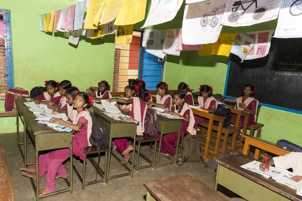 Belgesel yayın görüntü. Hükümet kamu okulda sınıfta belirlenemeyen okul çocukları çalışma.