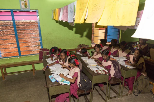 Belgesel yayın görüntü. Hükümet kamu okulda sınıfta belirlenemeyen okul çocukları çalışma.