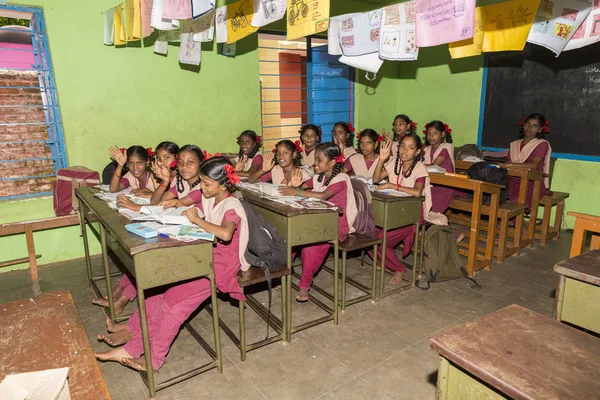 Belgesel yayın görüntü. Hükümet kamu okulda sınıfta belirlenemeyen okul çocukları çalışma.