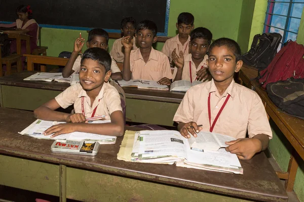 Belgesel yayın görüntü. Hükümet kamu okulda sınıfta belirlenemeyen okul çocukları çalışma.