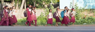 Belgesel yayın görüntü. Çocuk okula gidiyor.