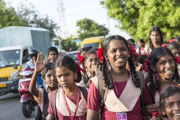 Belgesel yayın görüntü. Çocuk okula gidiyor.