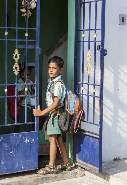 Belgesel yayın görüntü. Çocuk okula gidiyor.