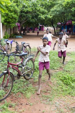 Belgesel yayın görüntü. Okul üniformaları ile mutlu çocuklar okulda oynamak