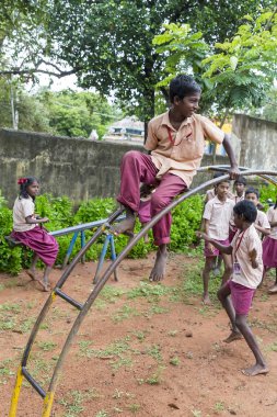 Belgesel yayın görüntü. Okul üniformaları ile mutlu çocuklar okulda oynamak