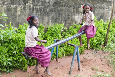 Belgesel yayın görüntü. Okul üniformaları ile mutlu çocuklar okulda oynamak