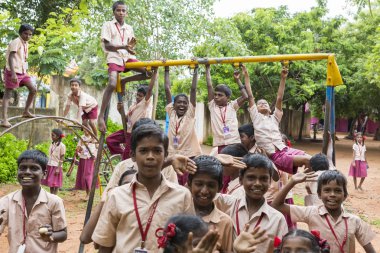 Belgesel yayın görüntü. Okul üniformaları ile mutlu çocuklar okulda oynamak