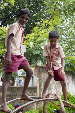 Belgesel yayın görüntü. Okul üniformaları ile mutlu çocuklar okulda oynamak
