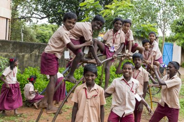 Belgesel yayın görüntü. Okul üniformaları ile mutlu çocuklar okulda oynamak