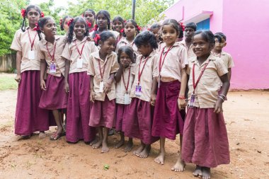 Belgesel yayın görüntü. Okul üniformaları ile mutlu çocuklar okulda oynamak