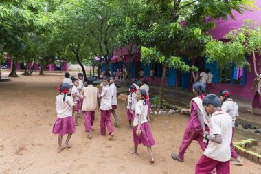 Belgesel yayın görüntü. Okul üniformaları ile mutlu çocuklar okulda oynamak