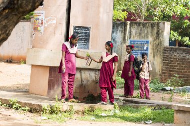 Belgesel yayın görüntü. Okul üniformaları ile mutlu çocuklar okulda oynamak
