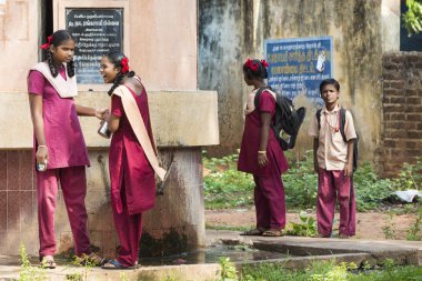 Belgesel yayın görüntü. Okul üniformaları ile mutlu çocuklar okulda oynamak