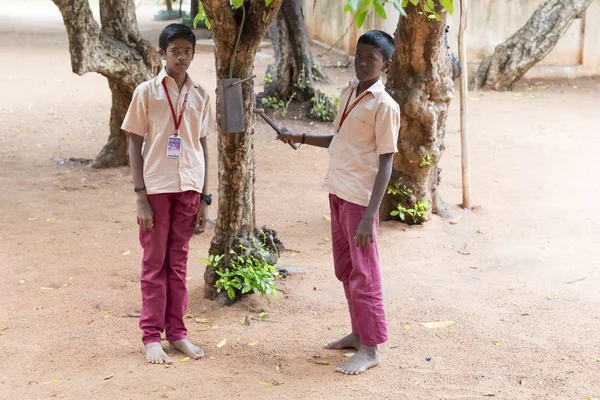 Belgesel yayın görüntü. Okul üniformaları ile mutlu çocuklar okulda oynamak