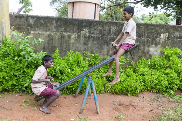 Belgesel yayın görüntü. Okul üniformaları ile mutlu çocuklar okulda oynamak