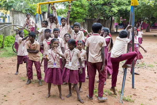 Belgesel yayın görüntü. Okul üniformaları ile mutlu çocuklar okulda oynamak