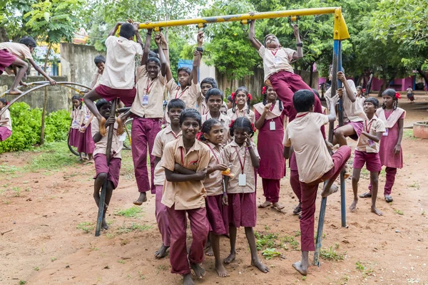 Belgesel yayın görüntü. Okul üniformaları ile mutlu çocuklar okulda oynamak