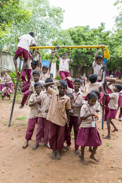 Belgesel yayın görüntü. Okul üniformaları ile mutlu çocuklar okulda oynamak